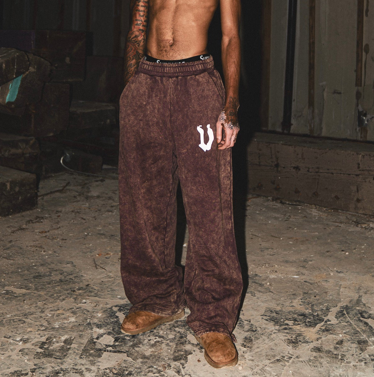 BROWN V LOGO SWEATPANT