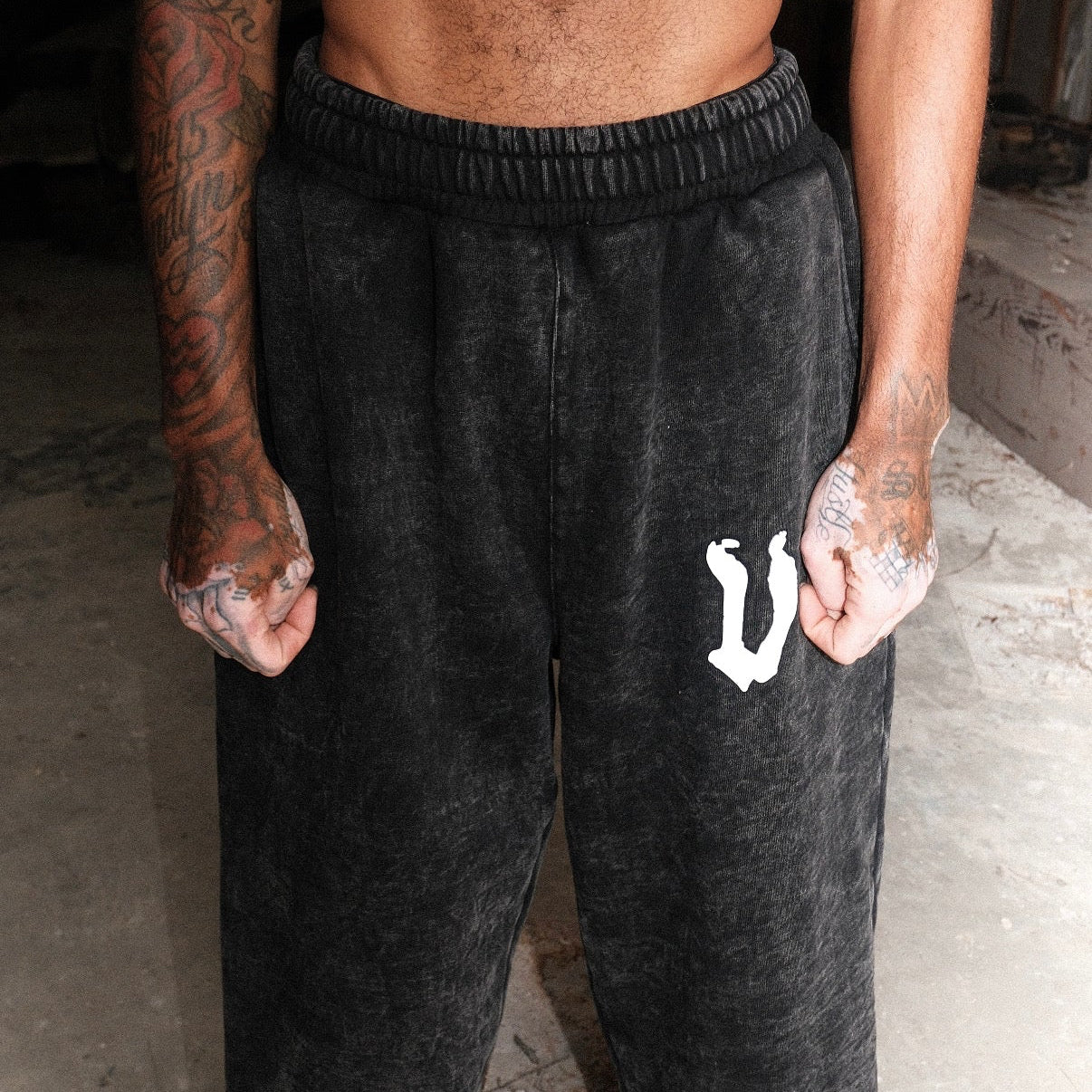ASH BLACK V LOGO SWEATPANT